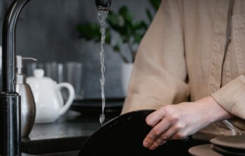 Lavastoviglie o lavaggio a mano: cosa conviene davvero?